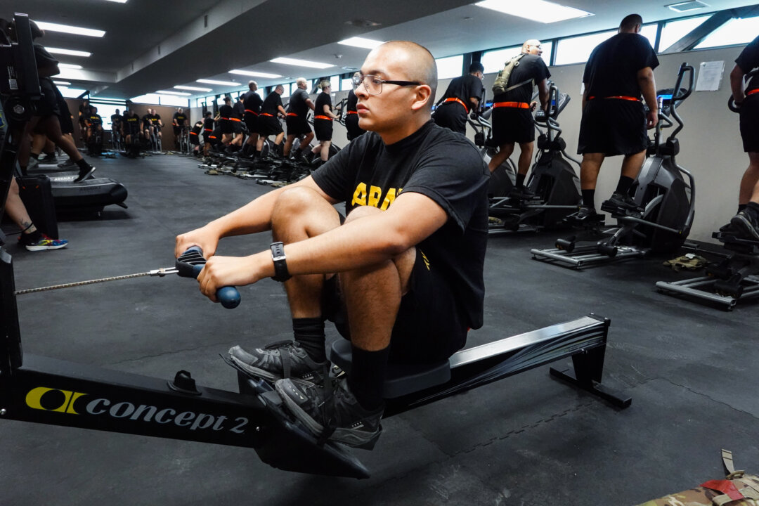 U.S. Army trainees participating in the Army's new Future Soldier Prep Course learn how to properly uses exercise equipment during a physical training session at Fort Jackson in Columbia, S.C., on Sept. 28, 2022. (Scott Olson/Getty Images)