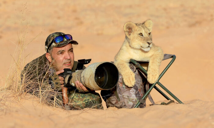 Photographer Is Accompanied by an Adorable 'Assistant' While Taking Photos in the Wild