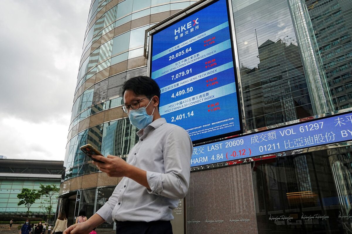 NextImg:Stocks Falter as Economic Worries Nag, Big Rate Hike Lifts Kiwi Dollar