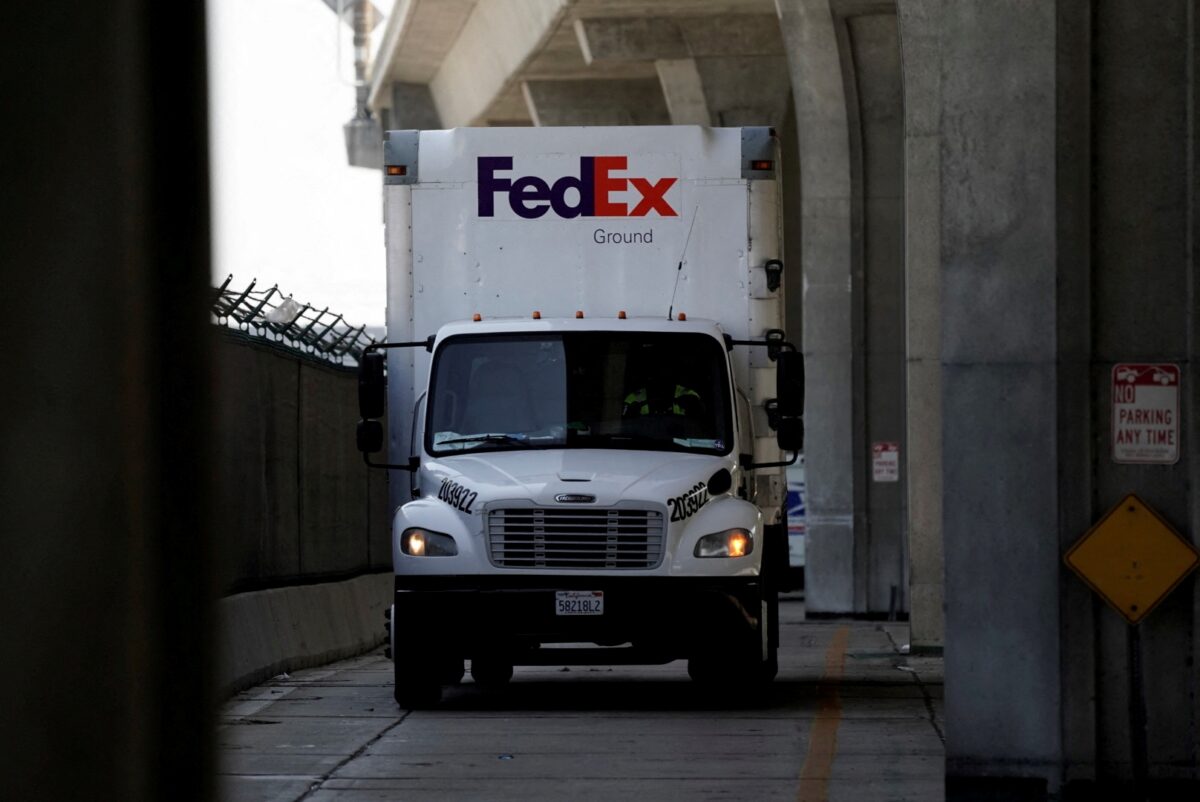 NextImg:FedEx to Combine Delivery Units as Part of $4 Billion Cost-Cut Push