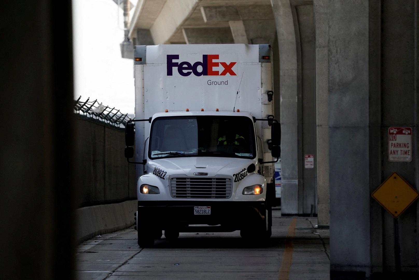FedEx to Combine Delivery Units as Part of $4 Billion Cost-Cut Push - Vimarsana News