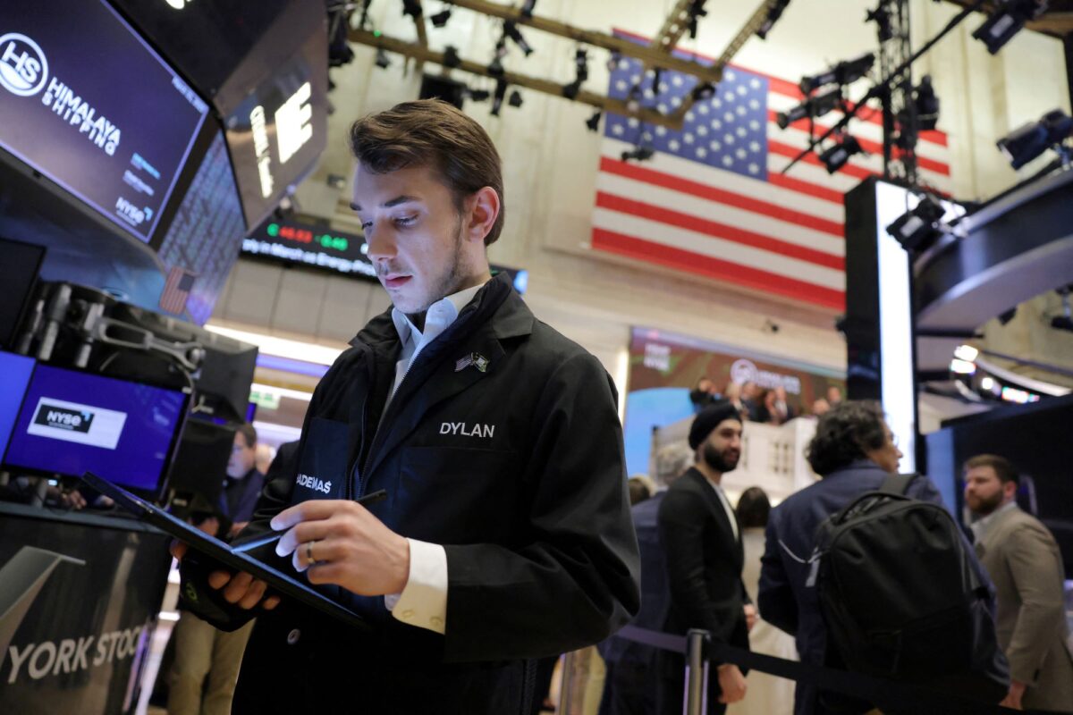 NextImg:Wall Street Drops as Job Gains Fuel Rate-Hike Worries