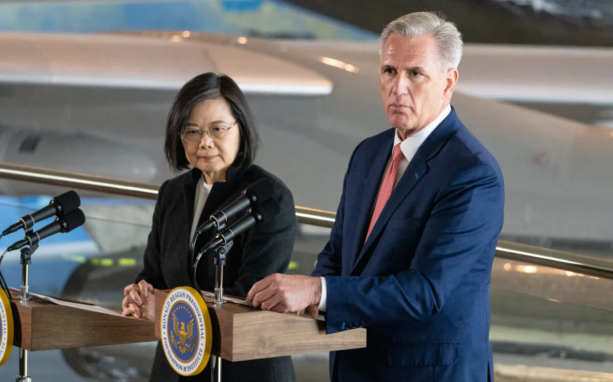 House Speaker Kevin McCarthy speaks with Taiwan President Tsai Ing-wen at the Reagan Presidential Library in Simi Valley, Calif., on April 5, 2023. (John Fredricks/The Epoch Times)
