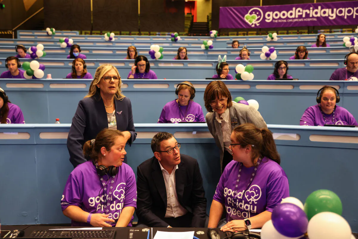 Victorian Premier Daniel Andrews (centre) greets volunteers of the phone room during a Good Friday Appeal media call at the Melbourne Convention and Exhibition Centre in Melbourne, April 7, 2023. (AAP Image/Diego Fedele)