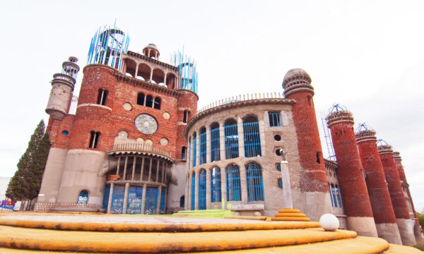 ‘God’s Crazy Bricklayer’: This Man Spent His Life Building a Cathedral by Hand—Check Out the Interiors