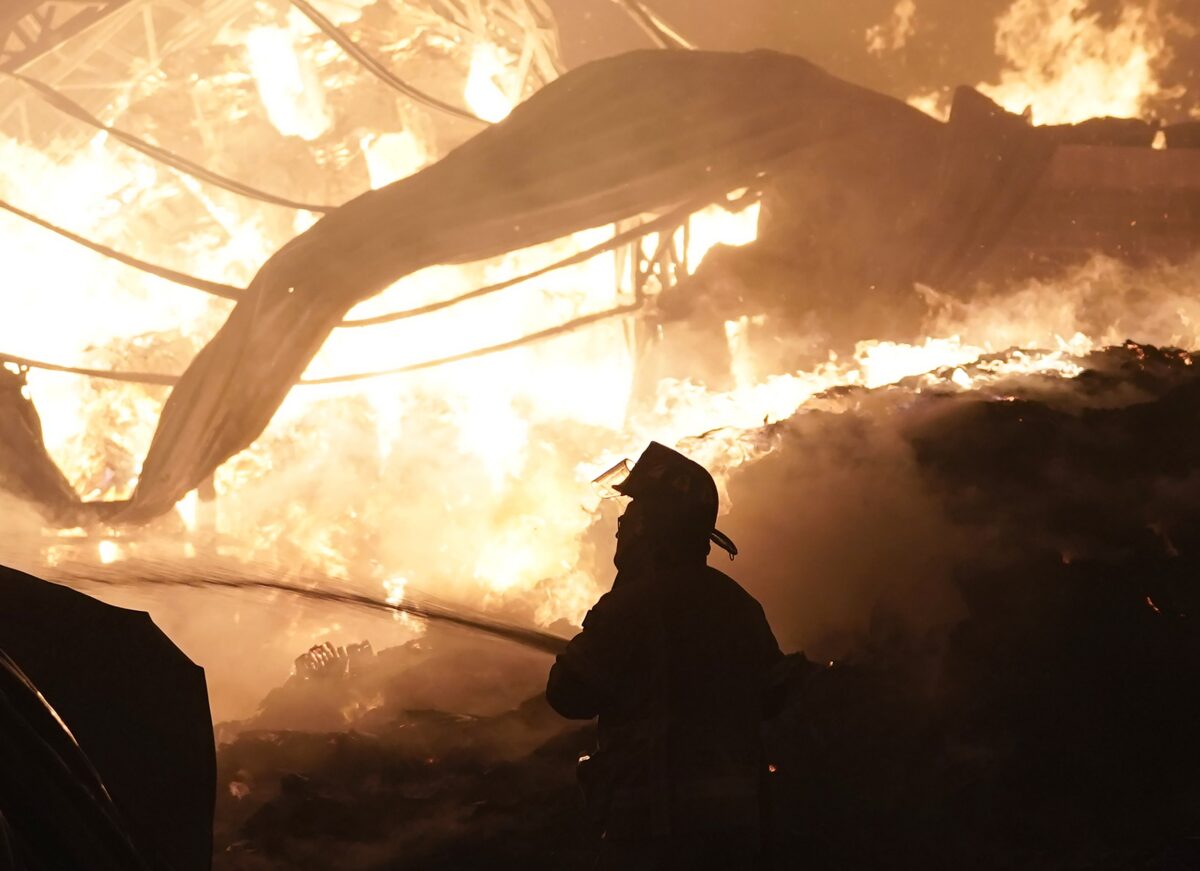 NextImg:Firefighters Battle Large Blaze at Sprawling Mexican Market