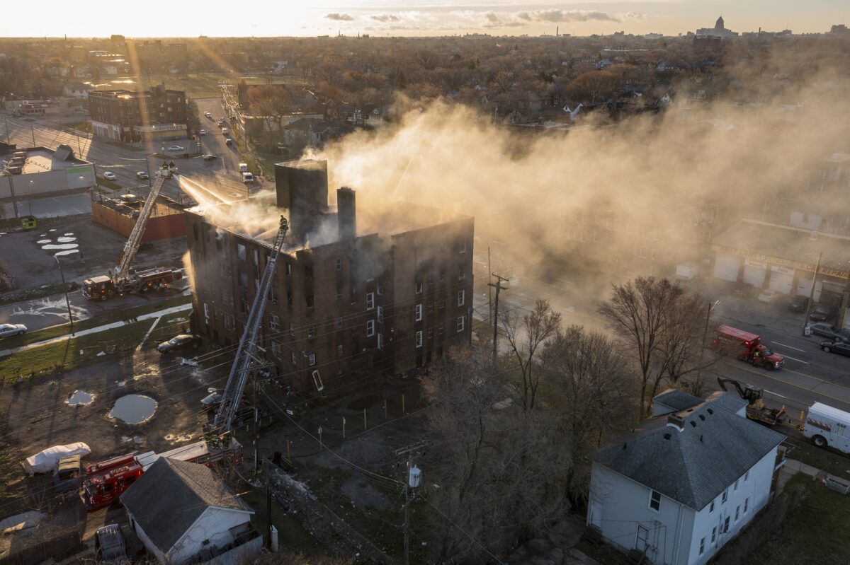 Detroit%3A+Abandoned+Warehouse+Fire+Injures+Two+Firefighters