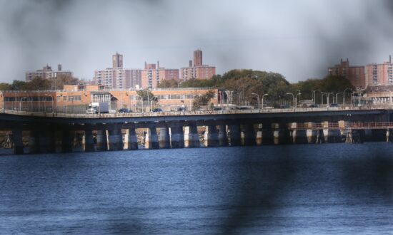 20 Hurt When Inmate Sets Fire at NYC’s Rikers Island Jail
