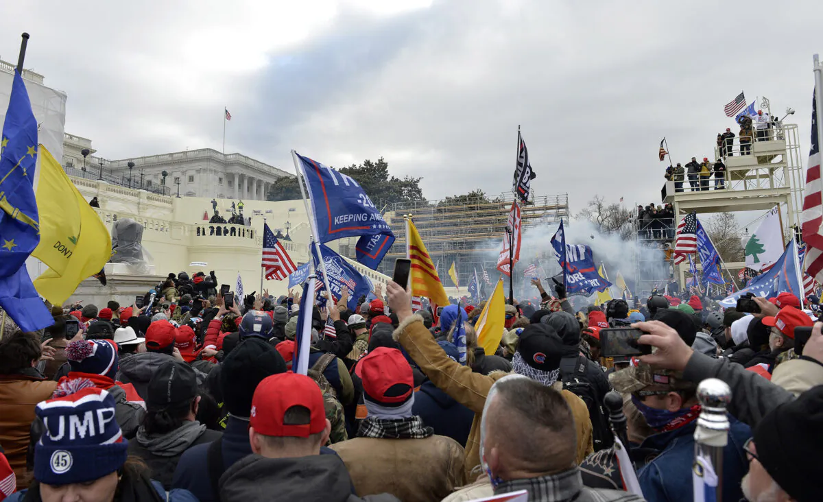 Supporters of U.S. President Donald Trump clash with police and security forces outside the Capitol Building in Washington on Jan. 6, 2021. (Joseph Prezioso /AFP via Getty Images)