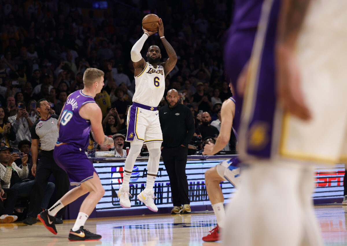 NextImg:Lakers Hold Off Jazz 128–117 in Regular Season Finale