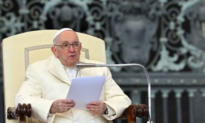 Papież Franciszek przemawia podczas cotygodniowej audiencji generalnej na placu św. Piotra w Watykanie 5 kwietnia 2023 r. (Filippo Monteforte / AFP via Getty Images)