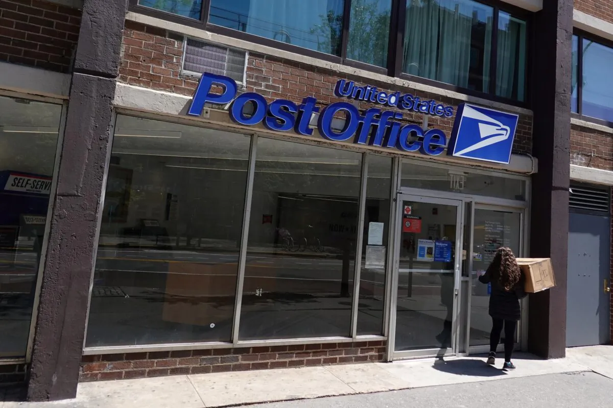A person enters a United States Postal Service (USPS) Post Office in Manhattan, New York, on May 9, 2022. (Andrew Kelly/Reuters)