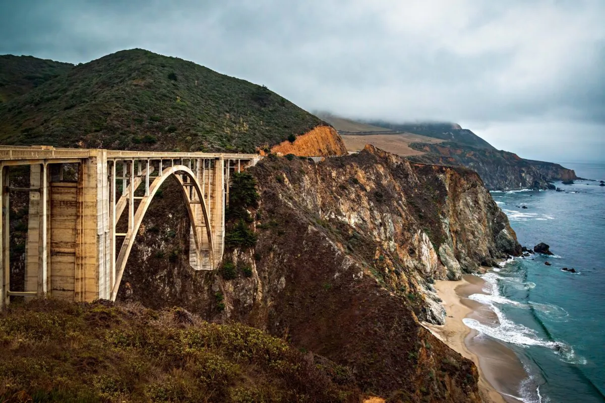 The open-arched
Bixby Bridge,
completed in 1932,
is famous for its
aesthetic design and
magnificent setting. (Maria Coulson)
