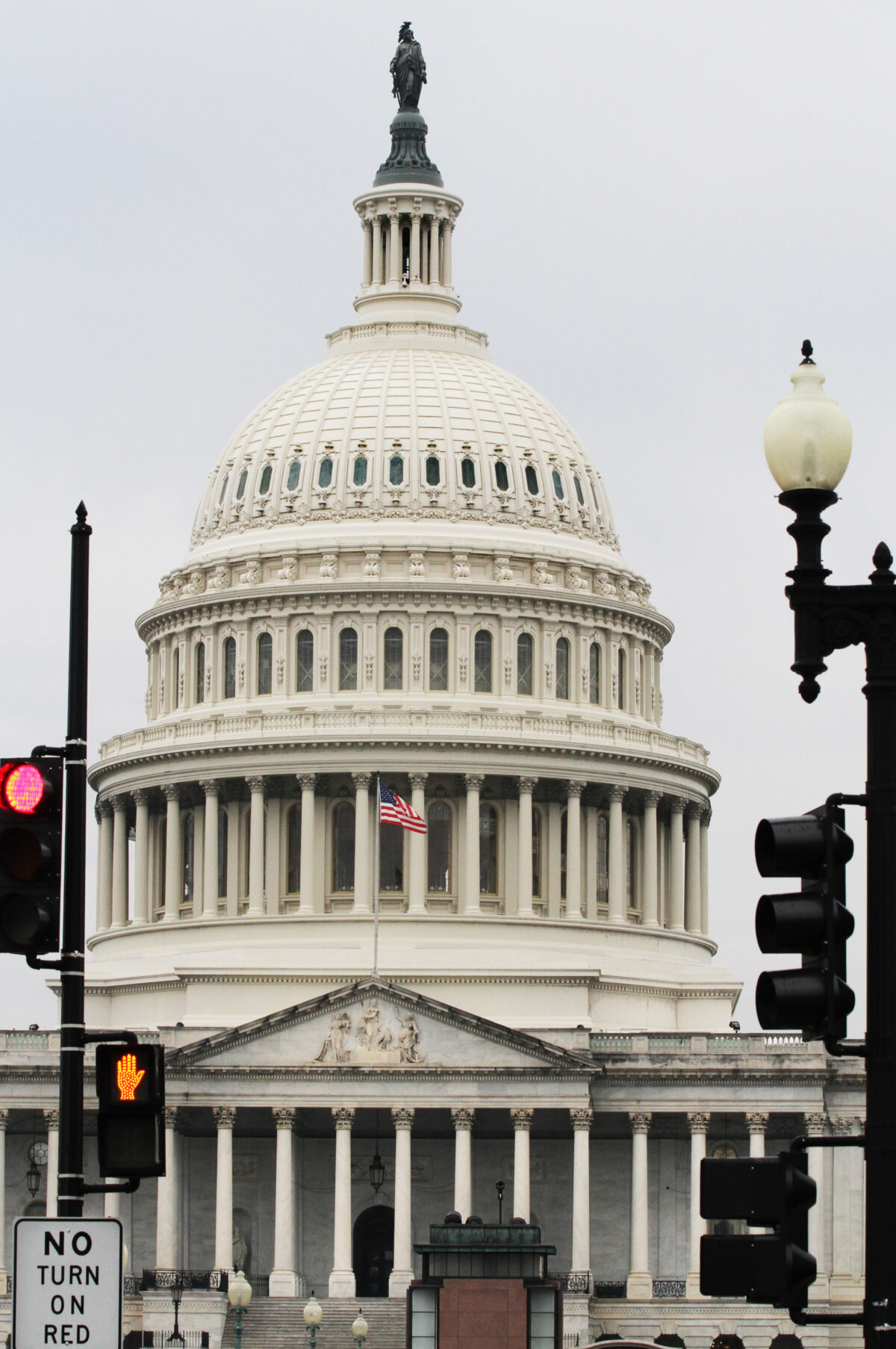 NextImg:Bipartisan Coalition Introduces Bill to Prohibit Members of Congress From Trading Stocks