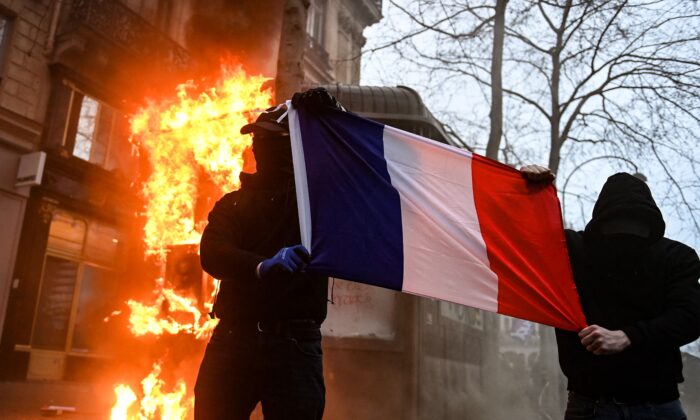 More Than 600 Arrested, 249 Law Enforcement Officers Injured During 3rd Night of France Protests