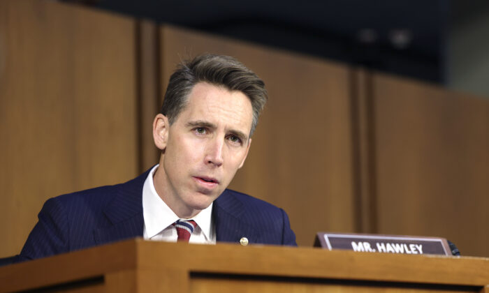 Sen. Hawley Says AG Garland Should ‘Either Charge’ Biden or Invoke 25th Amendment