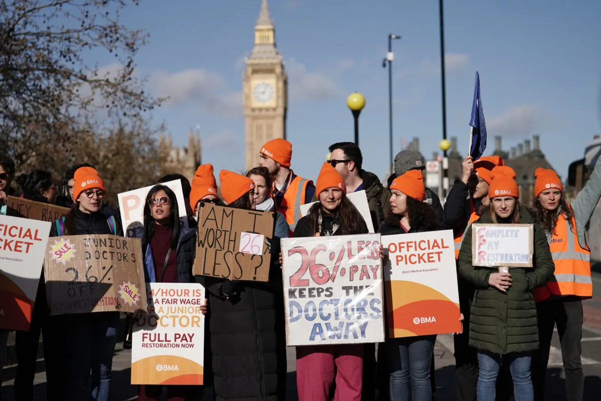 Striking junior doctors on the picket line outside St. Thomas's Hospital in London, on April 12, 2023. (Jordan Pettitt/PA Media)