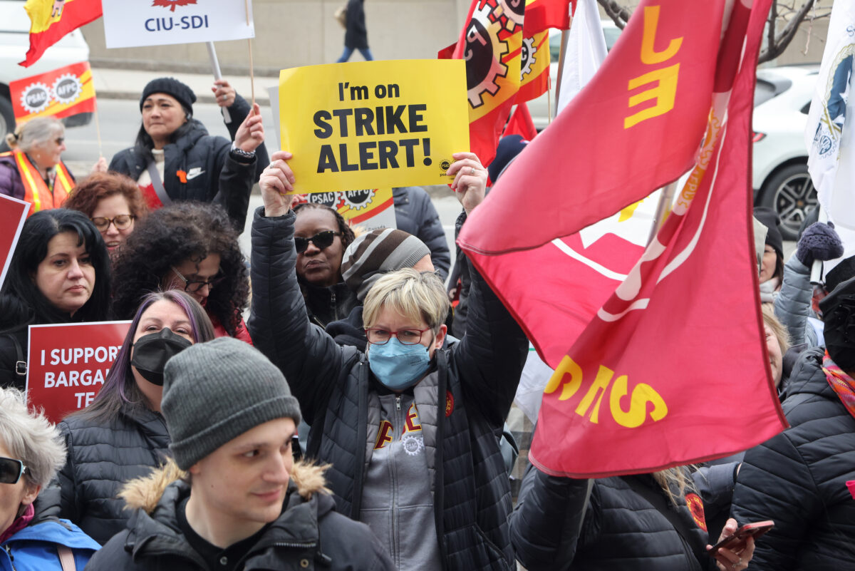 NextImg:155,000 Public Service Alliance of Canada Members Begin Strike