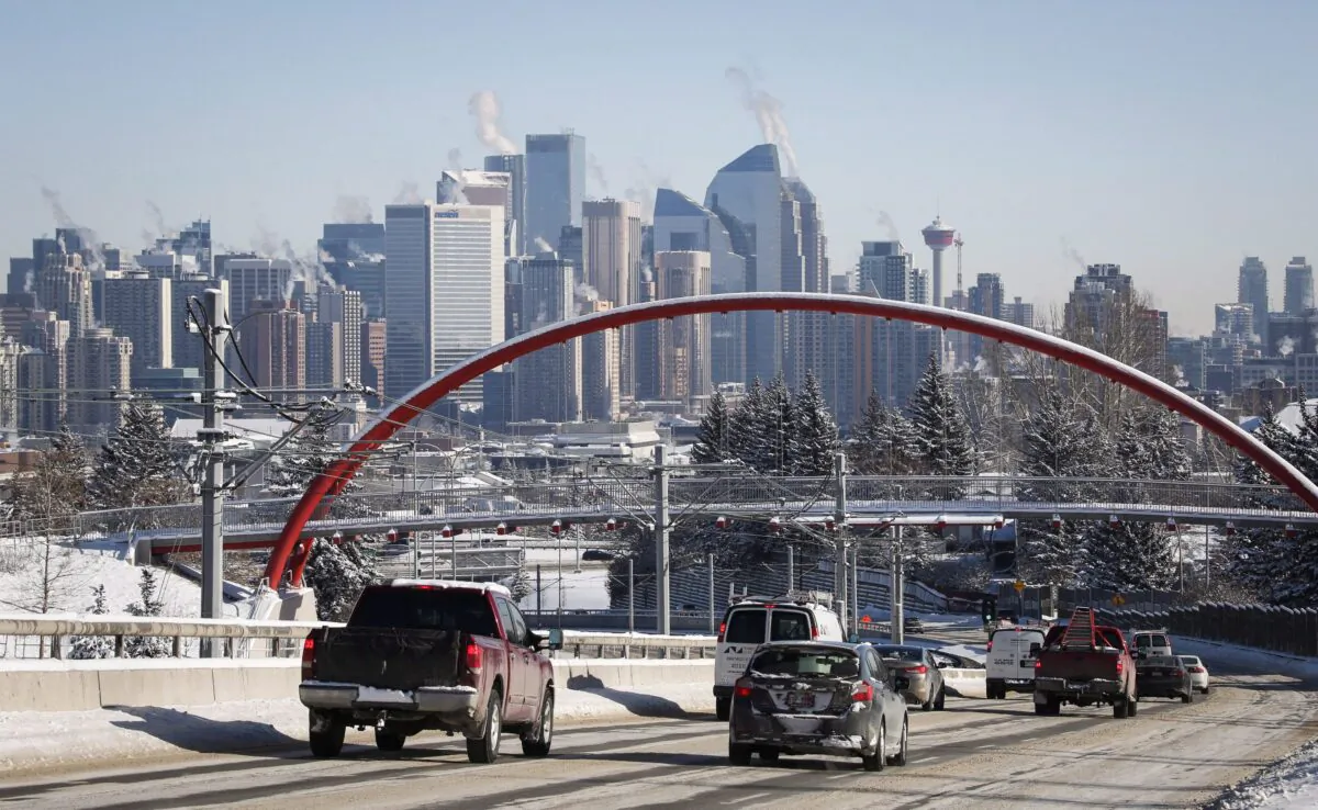 Highway traffic heads into Calgary in a file photo. (Jeff McIntosh/The Canadian Press)