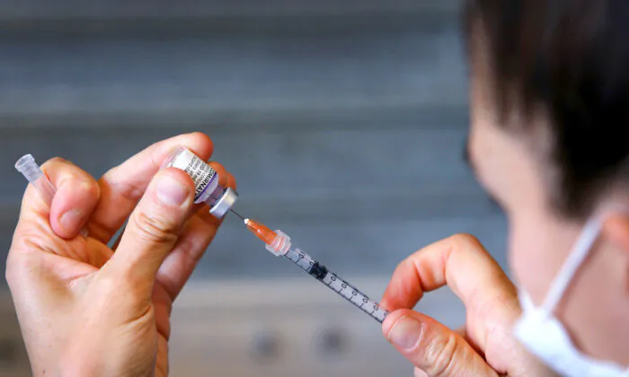 Un'infermiera prepara un vaccino Pfizer il 3 ottobre 2021. (Lisa Maree Williams/Getty Images)