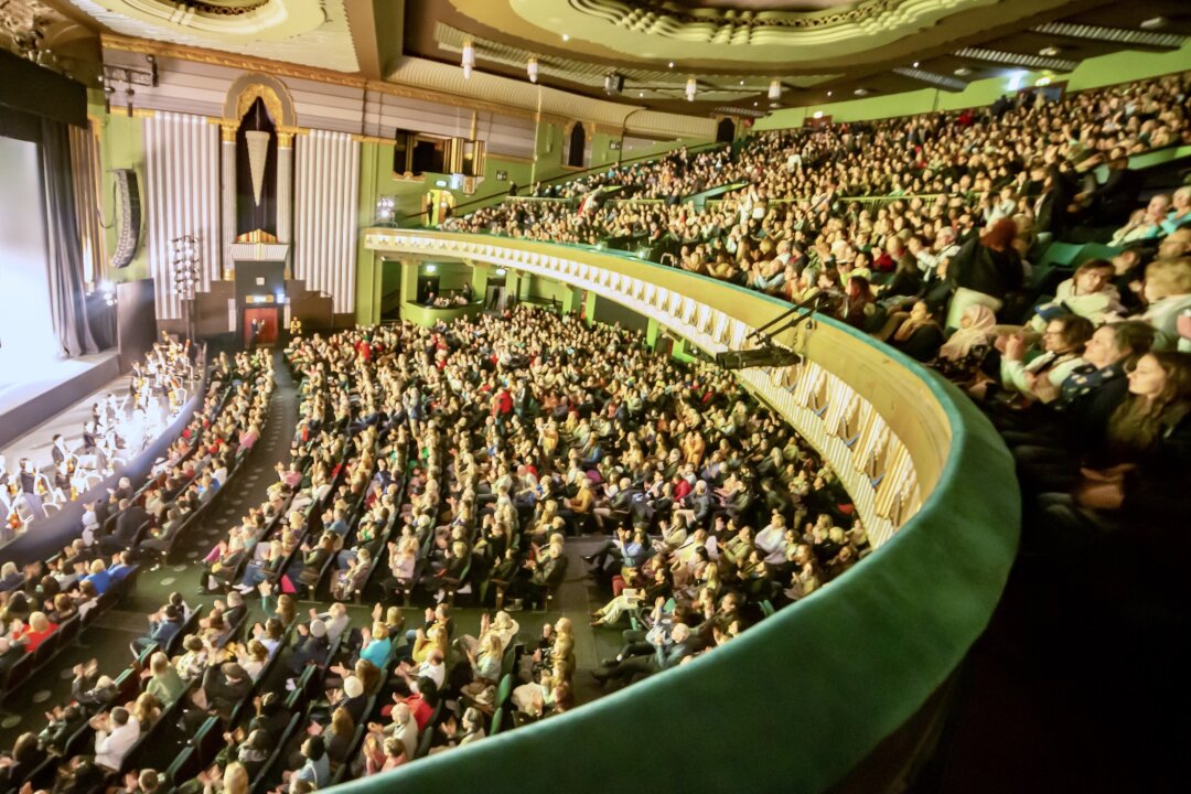 Shen Yun Performing Arts Touring Company's curtain call at London's Eventim Apollo, on April 14, 2023. (Yuan Luo/NTD)