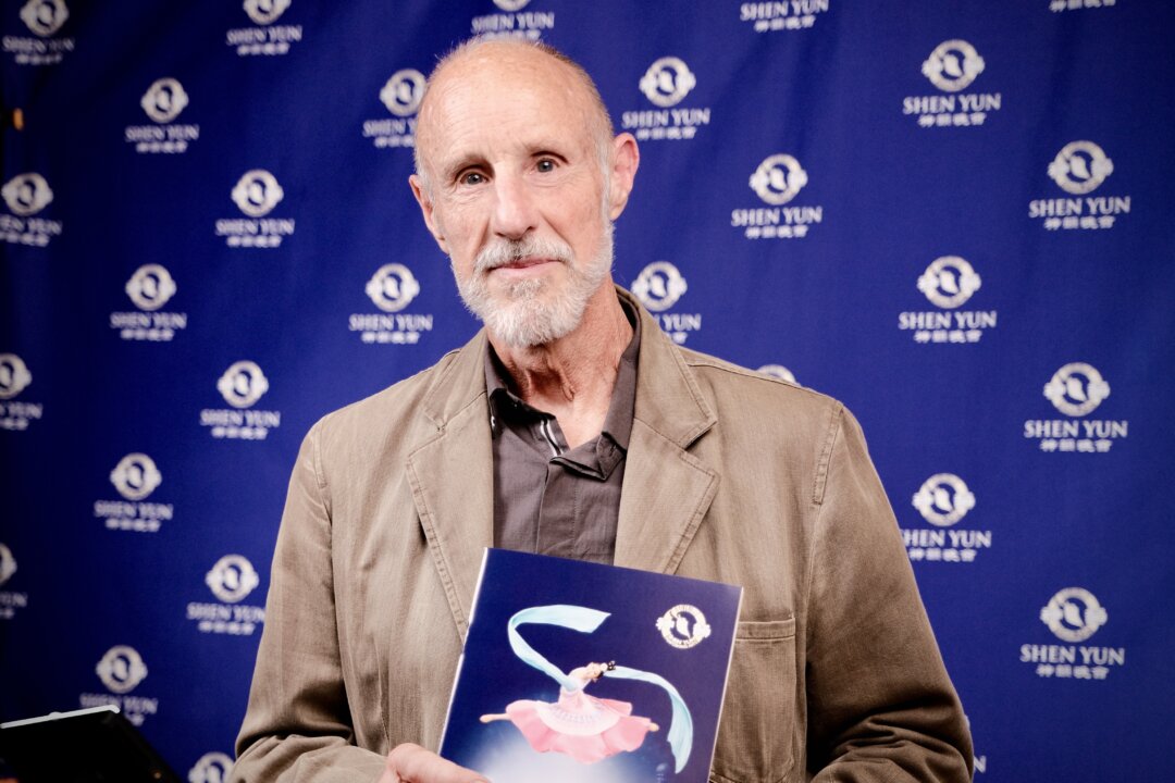 Mr. Bruce McIntyre, the founder of outdoor gear brand Macpac and the co-founder of Seven Oaks School, enjoyed Shen Yun Performing Arts at St. James Theatre in Wellington, New Zealand, on April 15, 2023. (NTD)