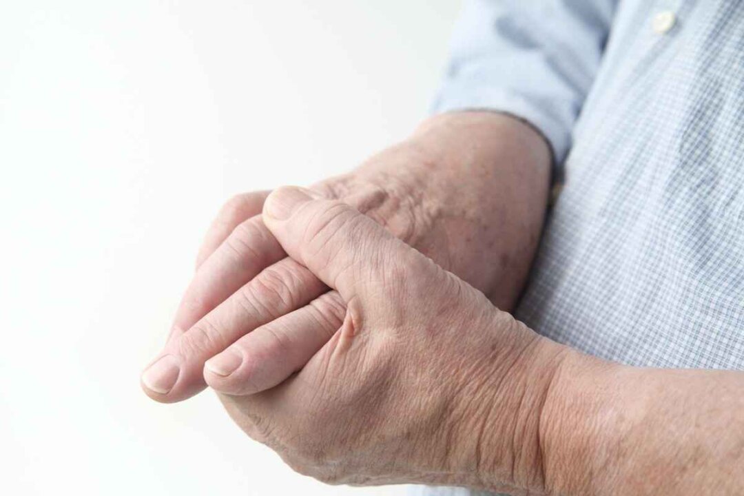 Hand numbness may be a signal of an underlying health condition. (Alice Day/Shutterstock)