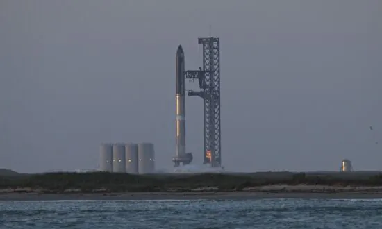 SpaceX Takes Second Shot at Launching Biggest Rocket