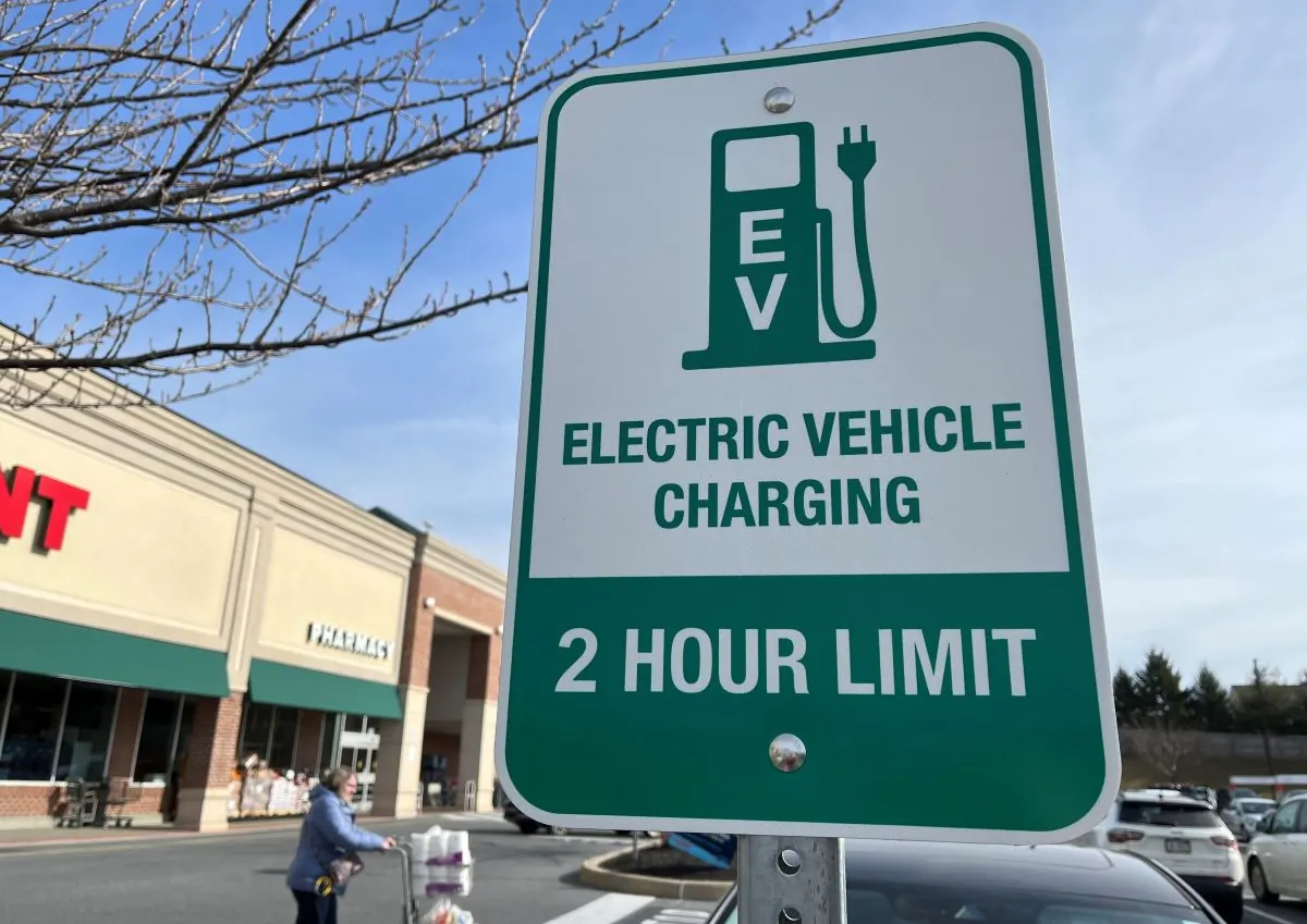 Electric vehicle parking at a grocery store in Mount Joy, Penn., in February 2023. (Beth Brelje/The Epoch Times) 