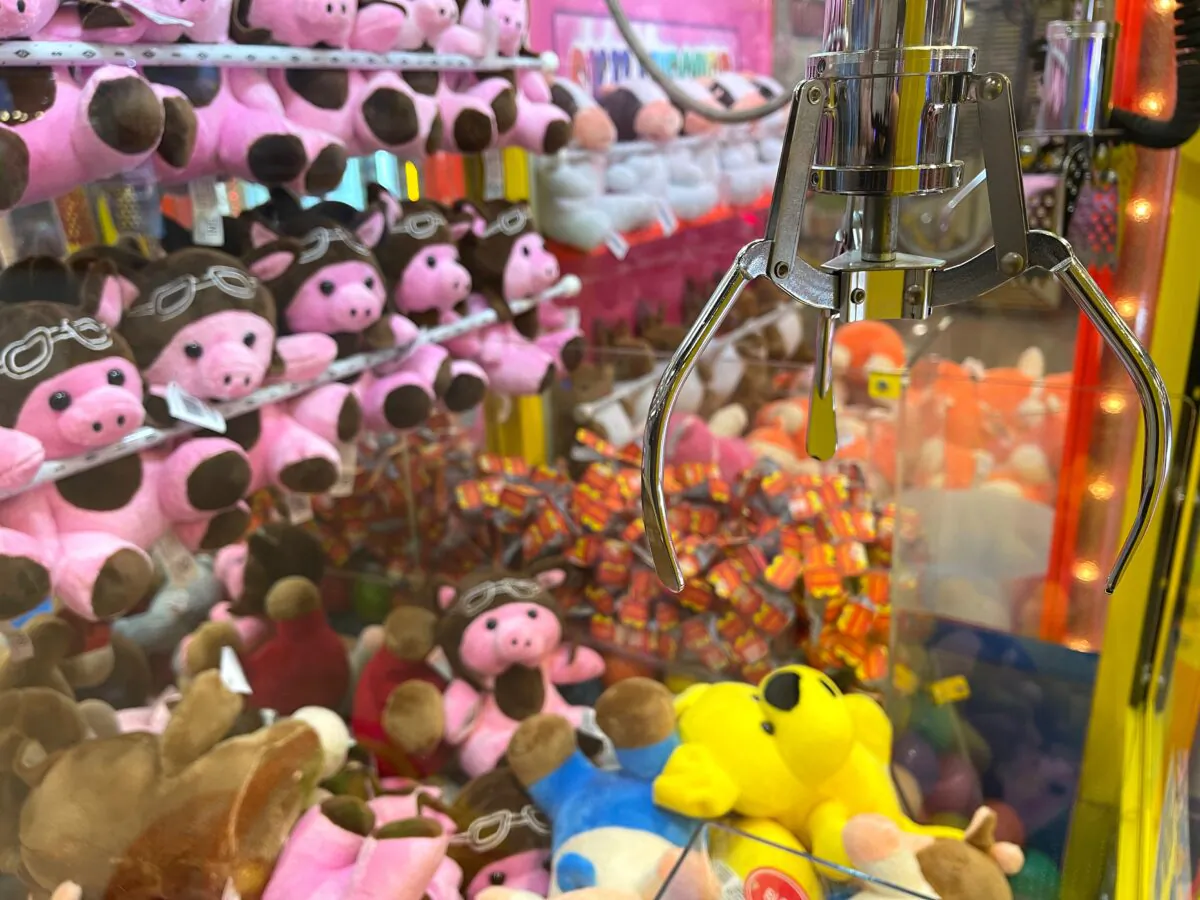 File photo of a claw machine. (AB_Putra/Shutterstock)