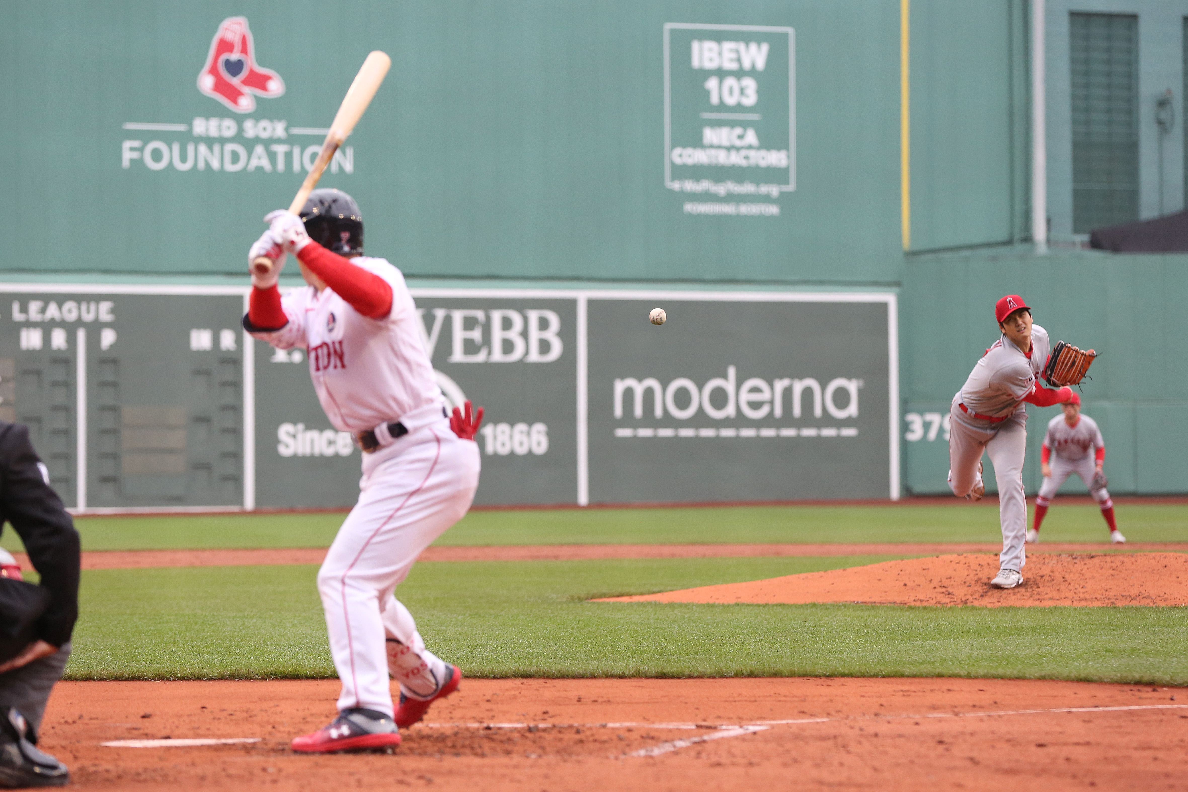 Boston Red Sox's Hunter Renfroe throws out runner with 98 mph