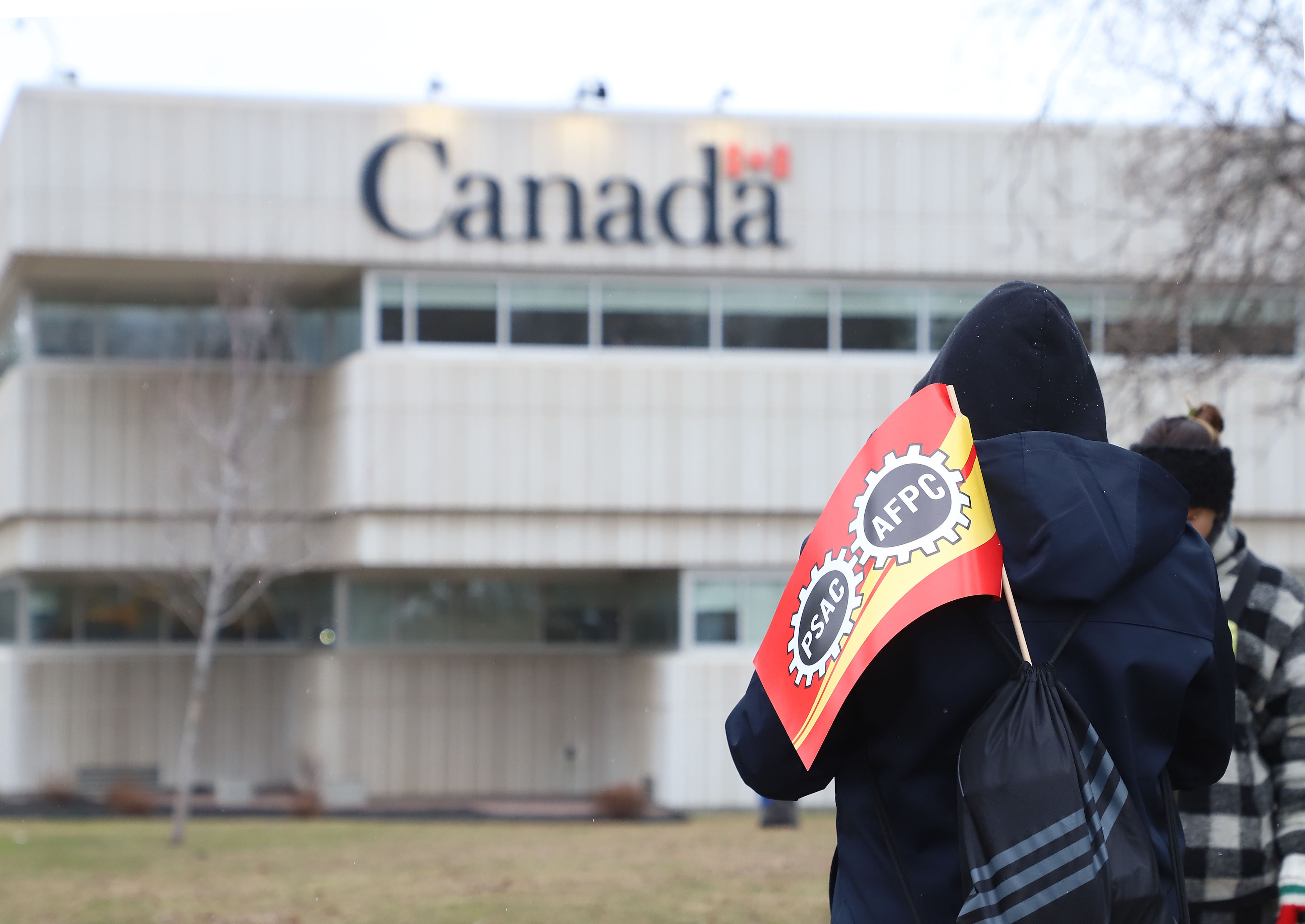 35,000 Canada Revenue Agency Employees Remain on Strike - Vimarsana News