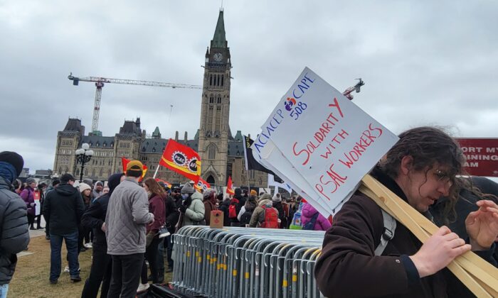 Hundreds of striking workers with the Public Service Alliance of Canada gather on Parliament Hill on April 19, 2023. (Matthew Horwood/The Epoch Times)