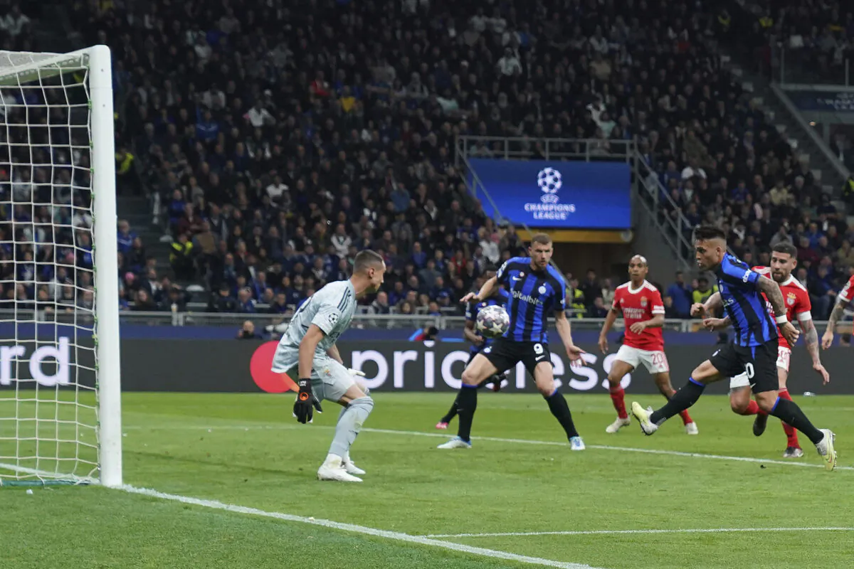 Inter's Lautaro Martinez, foreground right, scores to 2–1 during the Champions League quarter final second leg soccer match between Inter Milan and Benfica, at the San Siro stadium in Milan, Italy, on April 19, 2023. (Simone Spada/LaPresse via AP)