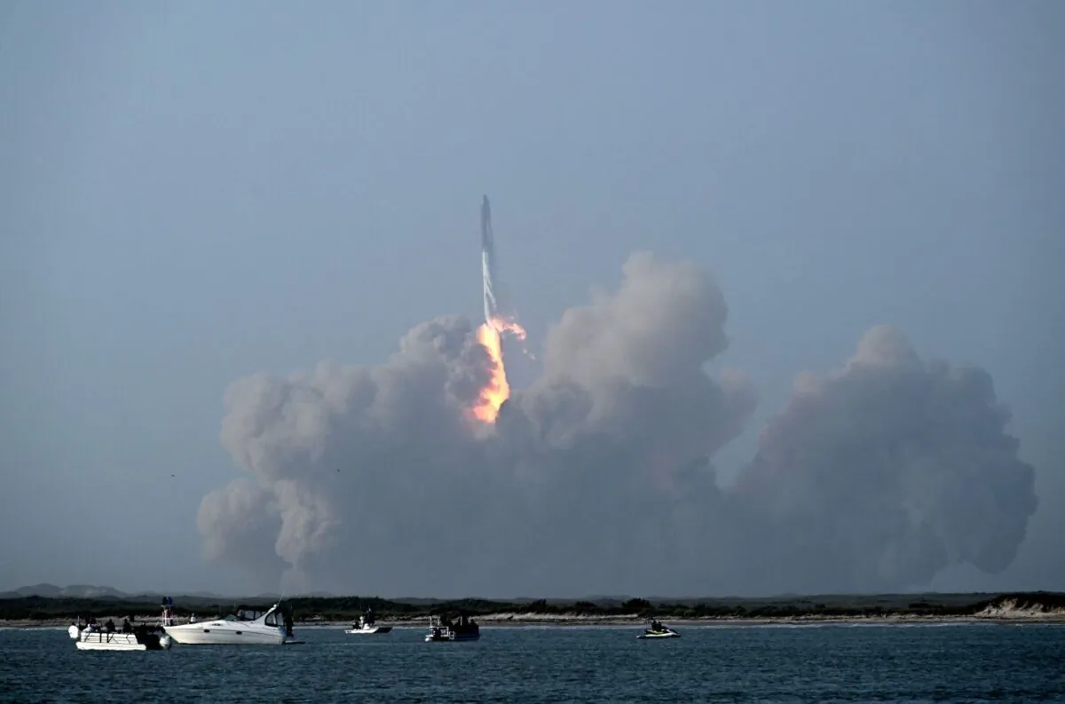 The SpaceX Starship lifts off from the launchpad during a flight test from Starbase in Boca Chica, Texas, on April 20, 2023.(Patrick T. Fallon/AFP via Getty Images)