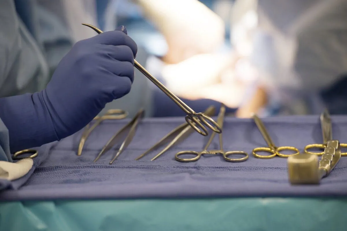 Surgical instruments are used during an organ transplant surgery at a hospital in Washington on June 28, 2016. (The Canadian Press/AP-Molly Riley)