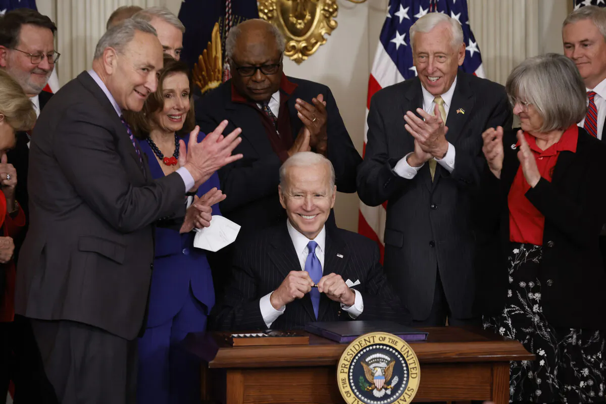 Gary Peters, Senate Majority Leader Charles Schumer, Speaker of the House Nancy Pelosi, House Majority Whip James Clyburn, House Majority Leader Steny Hoyer, and retired letter carrier Annette Taylor and others in the State Dining Room at the White House on April 6, 2022, in Washington, D.C. (TNS)