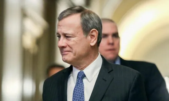 Top Democrat Urges Supreme Court Chief Justice to Testify on Ethical Issues