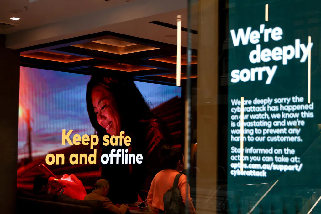 An Optus public service message is displayed inside an Optus store in Sydney, Australia, on Oct. 5, 2022. (Brendon Thorne/Getty Images)