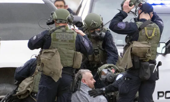 Man in Custody After Standoff Near Mall of America