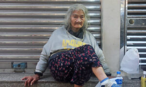 A Hong Kong Elderly Homeless Woman Says That She Will Sleep on the Street Until She Dies