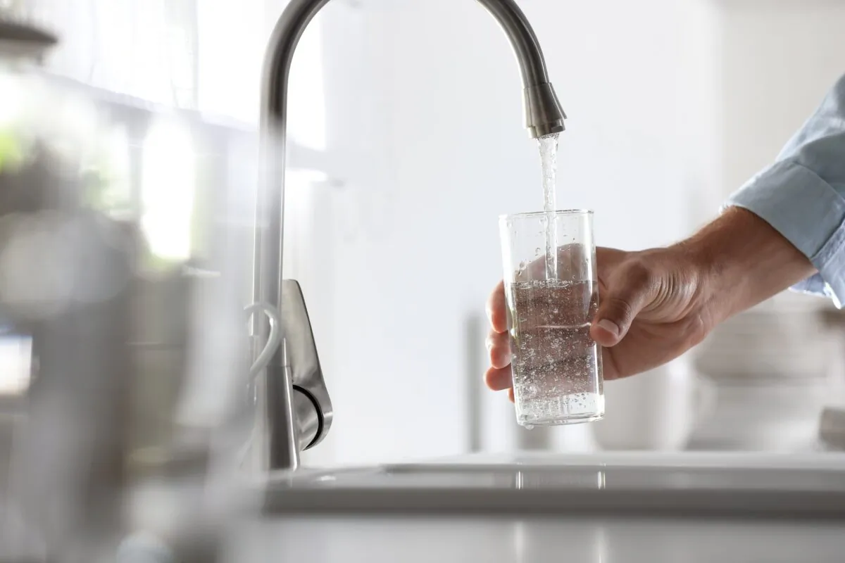 The majority of the fluoride that people consume comes from fluoridated water.
(New Africa/Shutterstock)