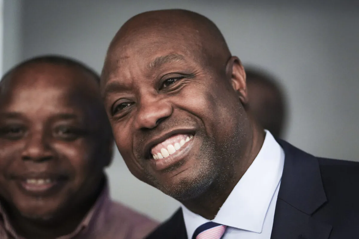 Sen. Tim Scott (R-S.C.) meets with guests at the Iowa Faith & Freedom Coalition in Clive, Iowa, on April 22, 2023. (Madalina Vasiliu/The Epoch Times)
