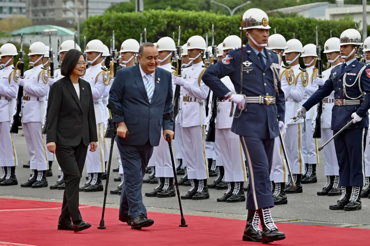 Guatemala President Alejandro Giammattei (C) and Taiwanese President Tsai Ing-wen (R) attend a military welcome ceremony in front of the Presidential Office in Taipei on April 25, 2023. (Sam Yeh/AFP via Getty Images)