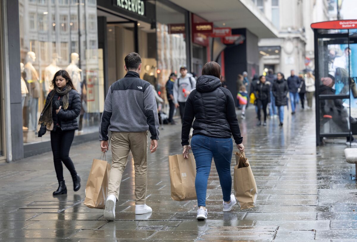 NextImg:Global Retailers Seek New Ways to Lure in Shoppers as Spending Slows