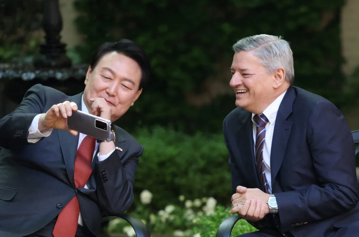 South Korean President Yoon Suk Yeol meets with Netflix co-CEO Ted Sarandos during a news conference in Washington on April 25, 2023. (Yonhap via Reuters)