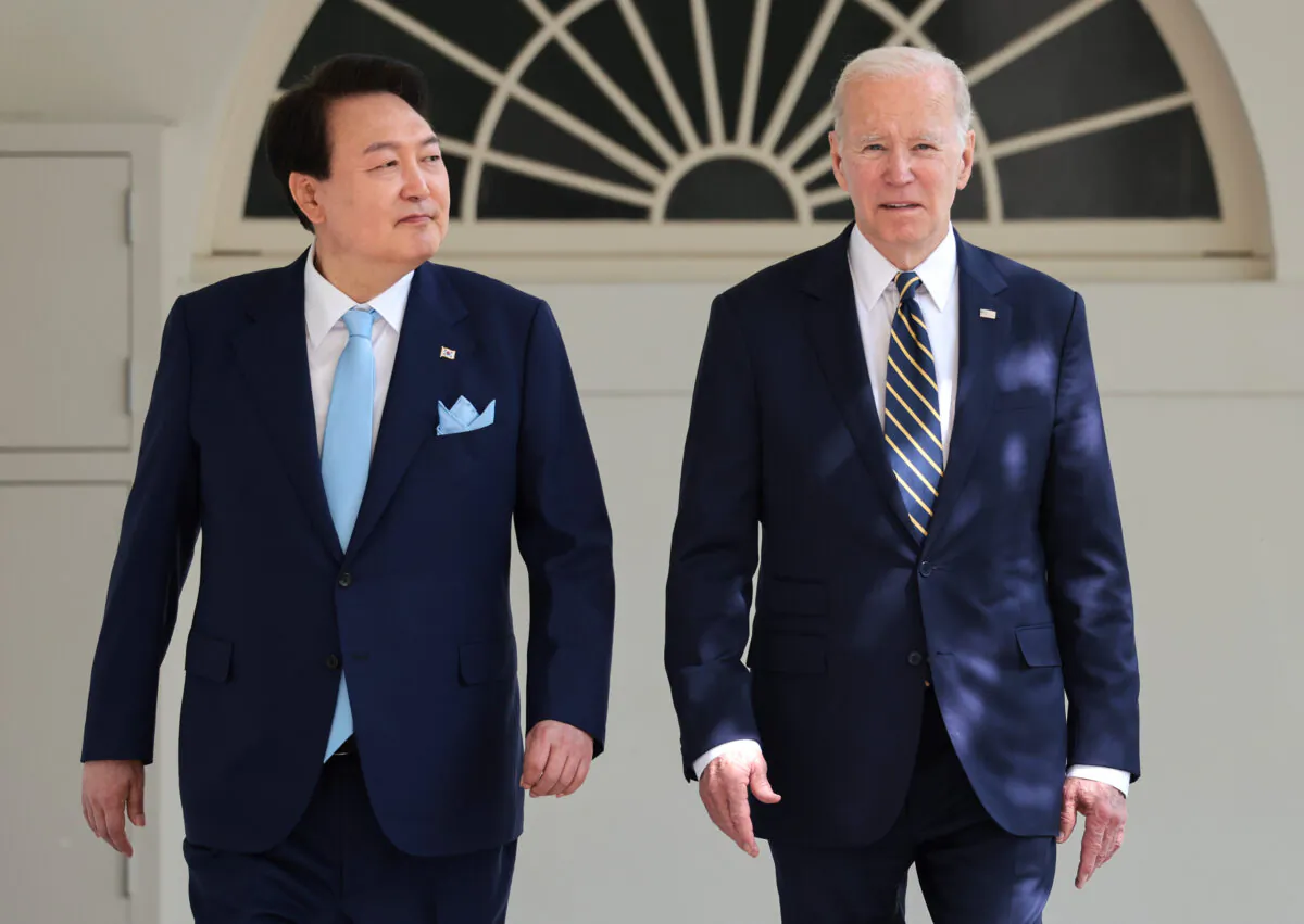 U.S. President Joe Biden (R) and South Korean President Yoon Suk-yeol walk on the colonnade as they make their way to a meeting in the Oval Office at the White House in Washington on April 26, 2023.