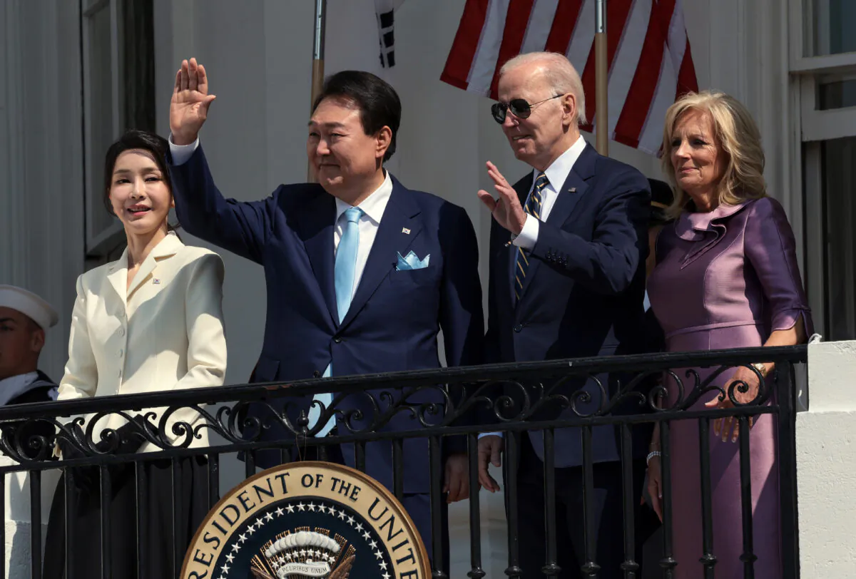 (L-R) South Korean first lady Kim Keon-hee, South Korean President Yoon Suk-yeol, U.S. President Joe Biden and First Lady Jill Biden wave during an arrival ceremony at the White House in Washington, on April 26, 2023. (Win McNamee/Getty Images)