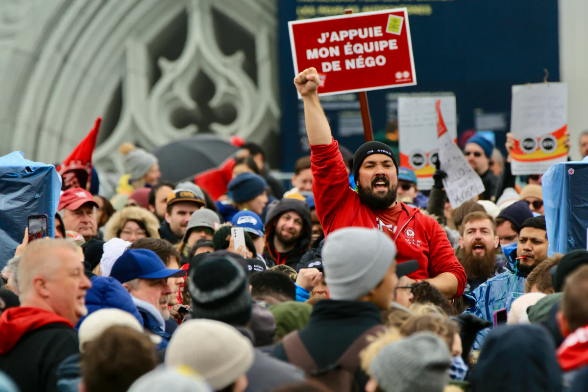 Public Service Alliance of Canada workers protest on Parliament Hill on April 26, 2023. (Jonathan Ren/The Epoch Times)