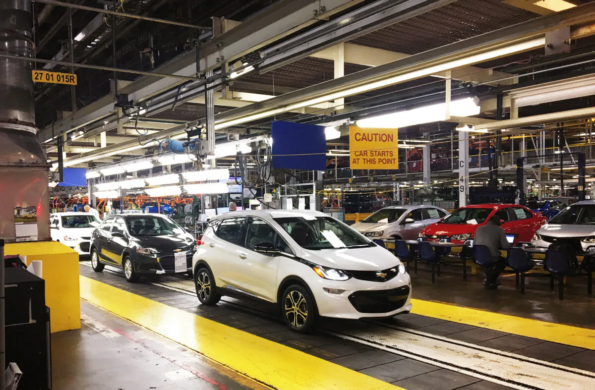Workers assemble Chevy Bolt EVs at the General Motors assembly plant in Orion Township, Mich., on Nov. 4, 2016. (Joe White /Reuters)
